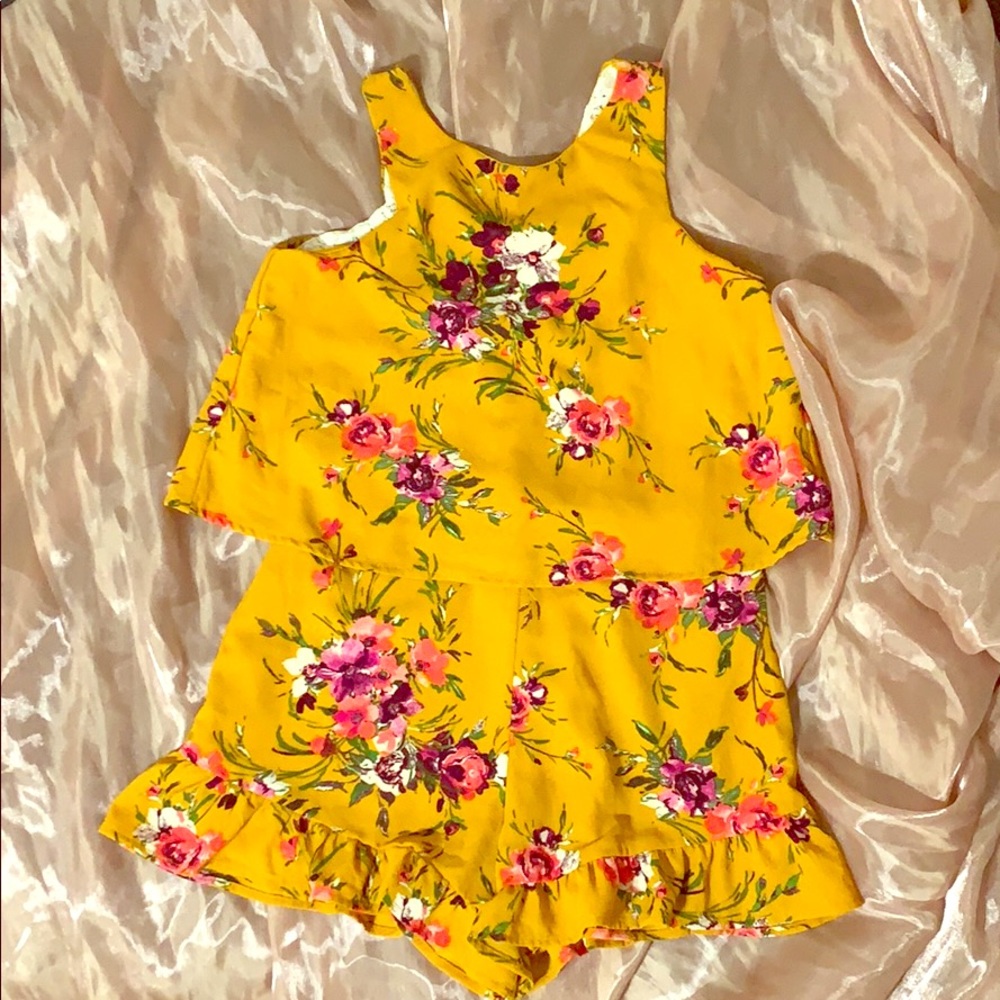 Girls size 10/12 two piece floral, short outfit